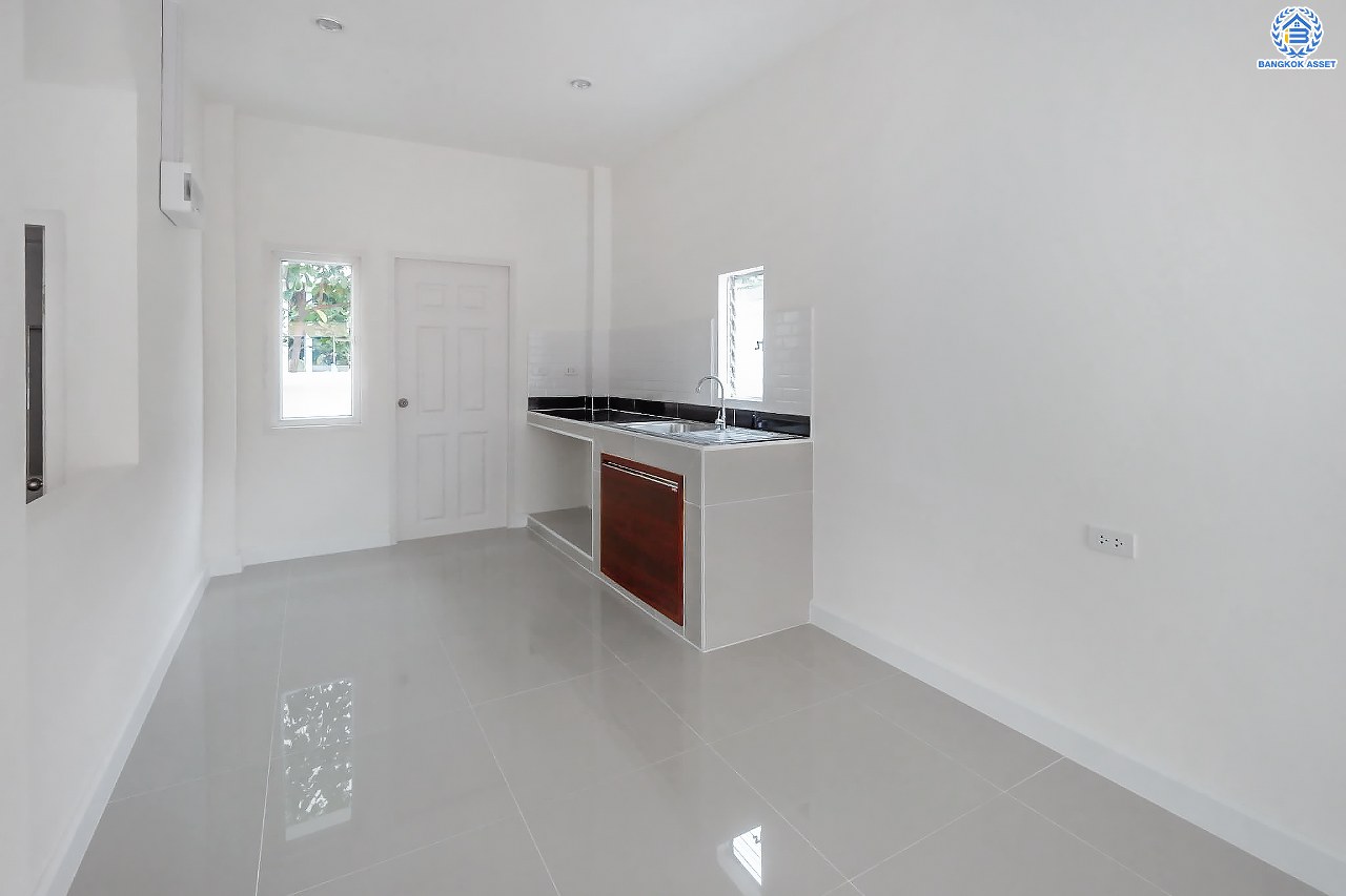 บ้านมือสองตกแต่งใหม่ โครงการ ธารา ราชพฤกษ์-ปิ่นเกล้า บ้านสวย พร้อมอยู่ เนื้อที่ 61.4 ตร.ว. ฟังก์ชัน 3 ห้องนอน 3 ห้องน้ำ จอดรถได้ 2 คัน บนทำเลเชื่อมต่อถนนกาญจนาภิเษก ใกล้รถไฟฟ้าสายสีแดง "สถานีตลิ่งชัน" และจุดขึ้นทางด่วน "ศรีรัช" รายล้อมด้วยสิ่งอำนวยความสะดวกครบครัน